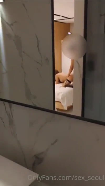 여친이 따먹히는 걸 지켜봐야 하는 남친